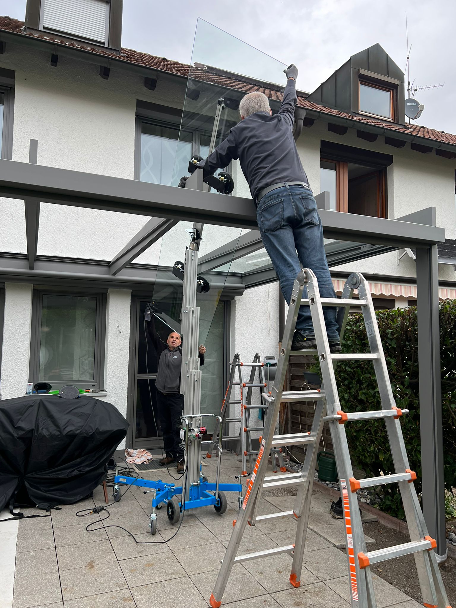 Montage Dachverglasung mit Montagelift.