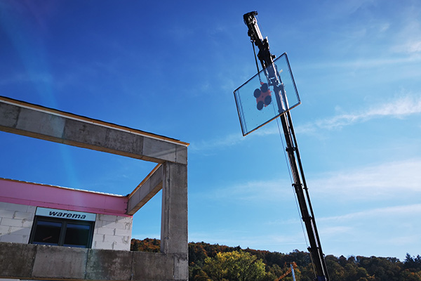 Glassauger im Einsatz an Schwerlastkran